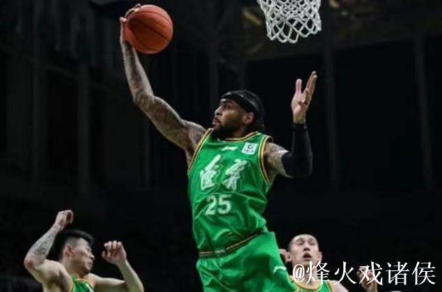 莫兰德篮下接球强起上篮，遭胡金秋正面大帽拒绝