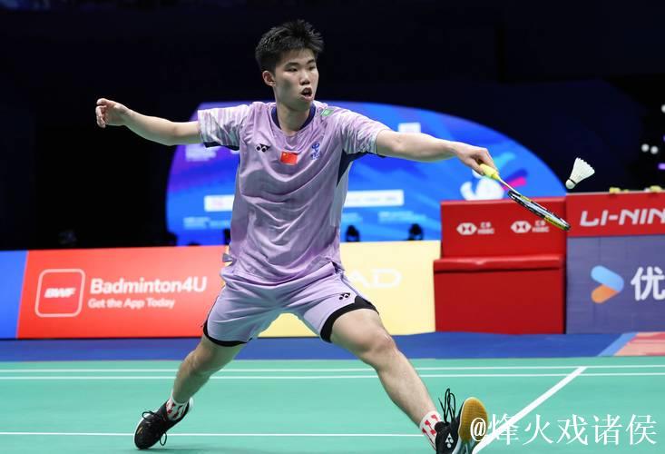 翁泓阳两局完胜朱轩辰 摘得全运会羽毛球男单金牌 翁泓阳两局完胜朱轩辰 摘得全运会羽毛球男单金牌
